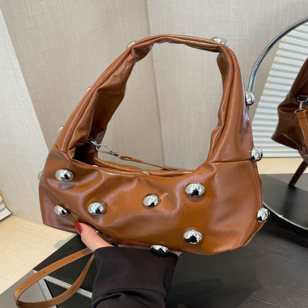 Schultertasche für Damen ⎜ Auffällige Handtasche in Lack-Optik mit Metallnieten und modernem Design