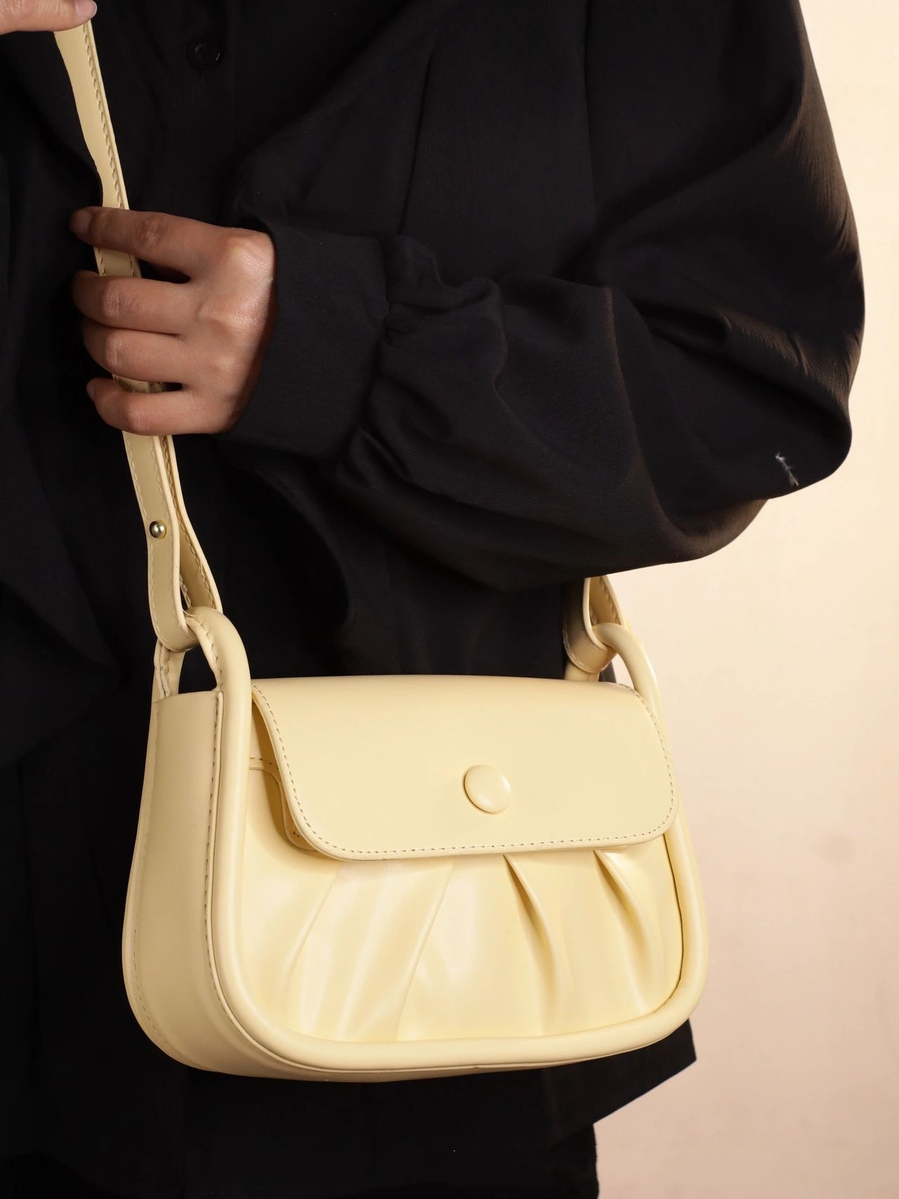 Schultertasche für Damen ⎜ Kleine, gepuffte Umhängetasche im Alltagsstil mit praktischem Verschluss