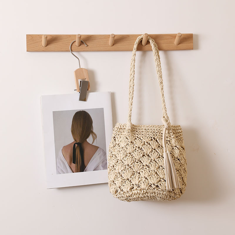Damen Strohtasche ⎜ Leichte Umhängetasche mit modischem Quastenanhänger und luftiger Flechtoptik