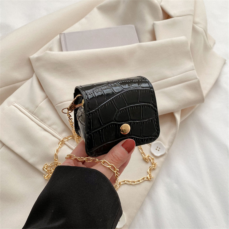 Mini Umhängetasche für Damen ⎜ Modisches Design mit Kettenriemen und glänzendem Lederfinish