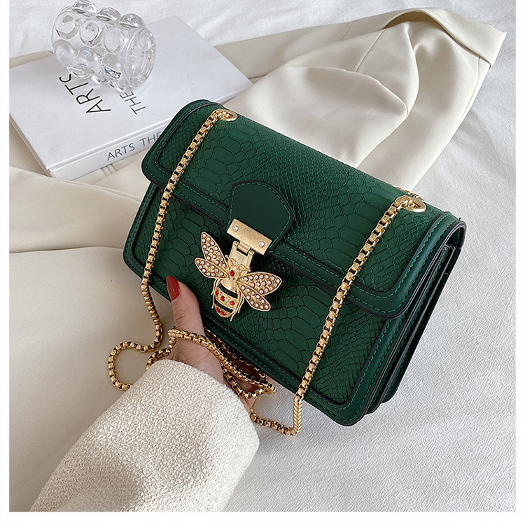 Modische Schultertasche für Damen ⎜ Trendiges Design mit glänzendem Kettenhenkel und auffälligem Verschluss