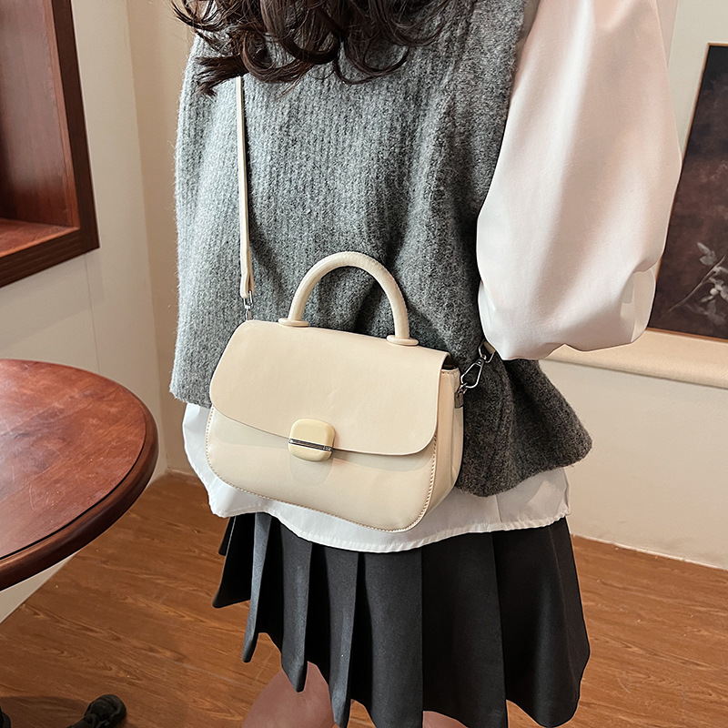 Handtasche mit Überschlag ⎜ Zweilagige Umhängetasche für Damen mit Kurzgriff und Verstellbarem Schulterriemen