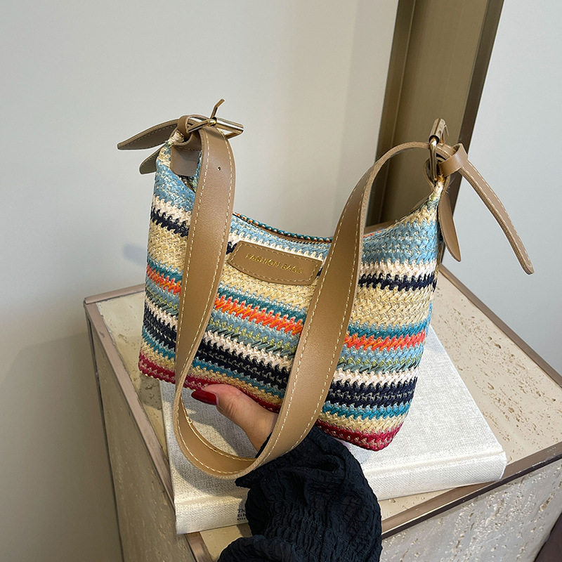 Geflochtene Umhängetasche für Damen ⎜ Leichte Schultertasche mit buntem Muster und verstellbarem Riemen