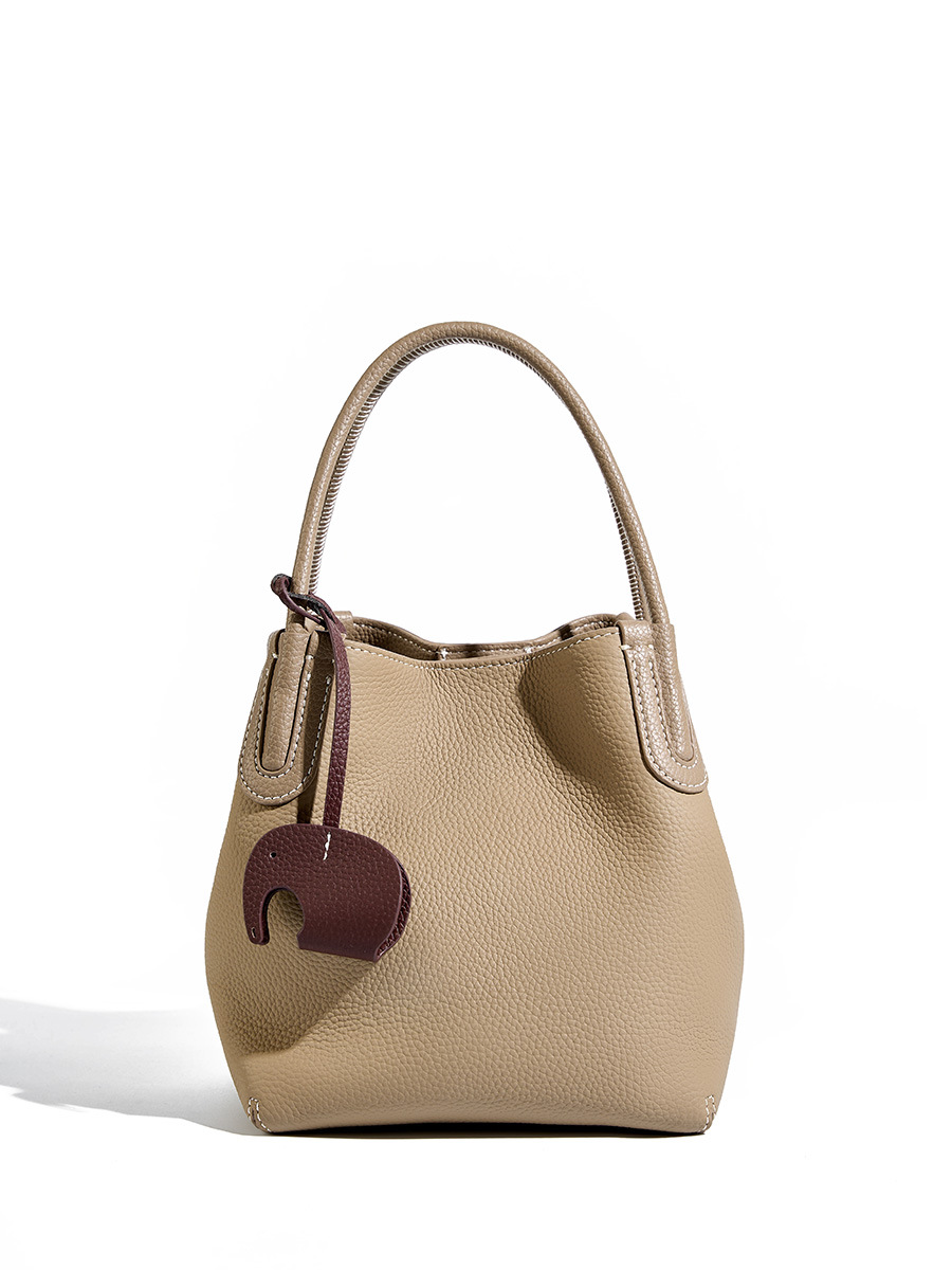 Handtasche für Damen ⎜ Elegante Bucket-Bag aus genarbtem Leder mit Elefantenanhänger für Alltag und Freizeit