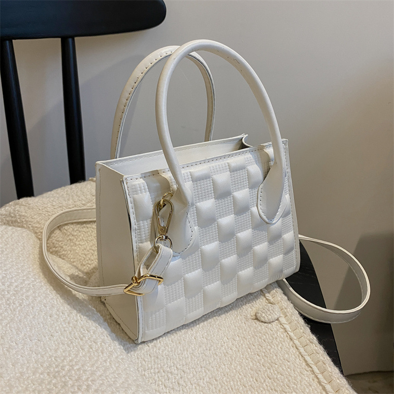 Kleine Umhängetasche für Damen ⎜ Elegante Retro-Tasche im modernen Korbmuster aus Kunstleder