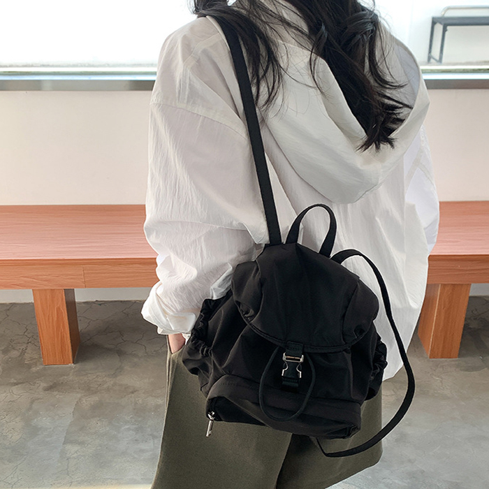 Damen Rucksack aus Nylon ⎜ Leichter Freizeitrucksack in kompakter Größe mit Seitentaschen für Alltag & Schule