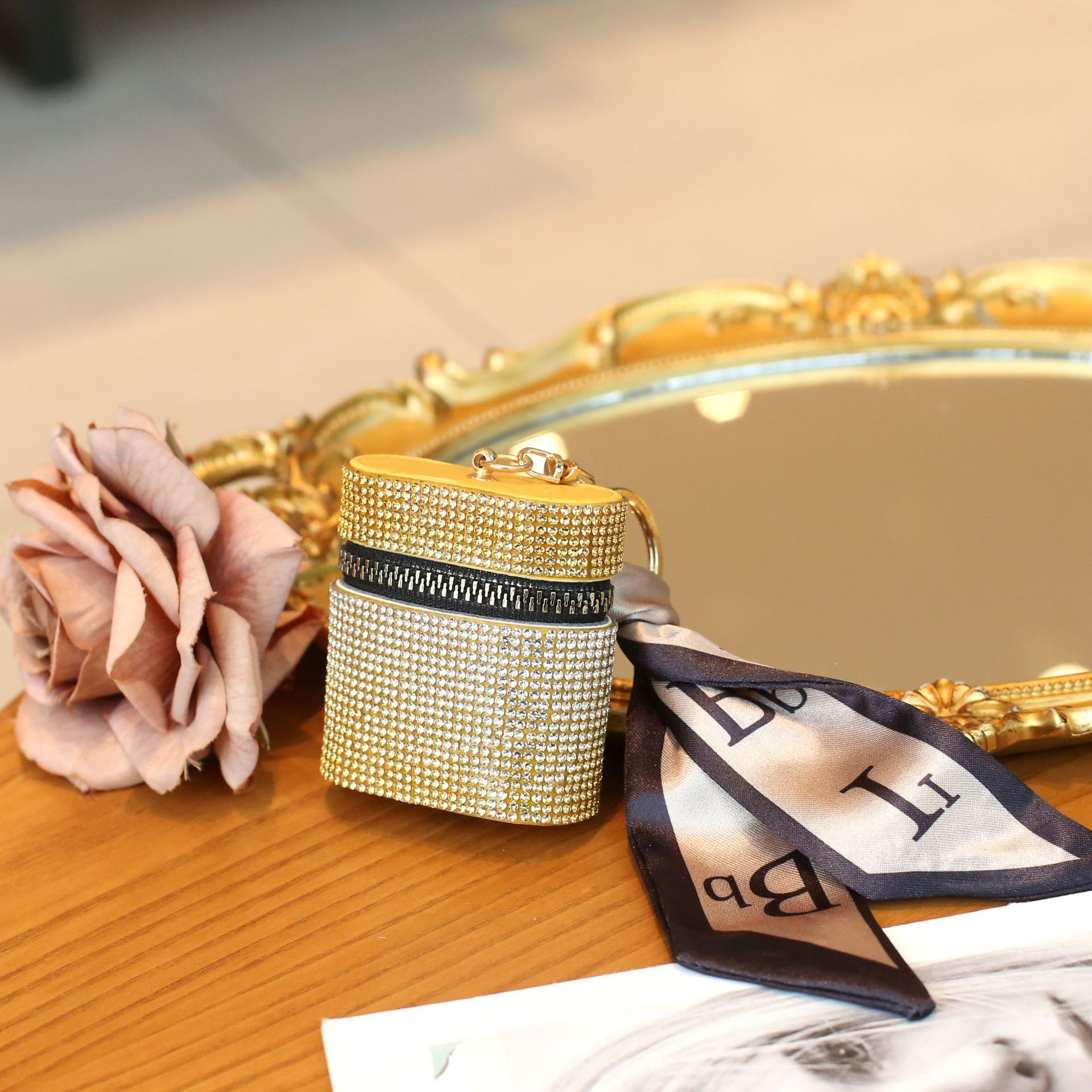 Mini Münzbörse mit Glitzersteinchen ⎜ Kompakte Tasche mit Reißverschluss und Handschlaufe für unterwegs