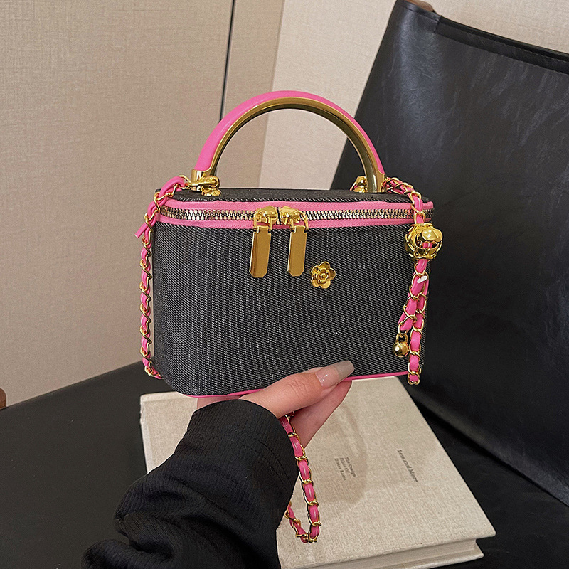 Modische Umhängetasche für Damen ⎜ Kompakte Tasche mit auffälligem Farbkontrast und Goldakzenten