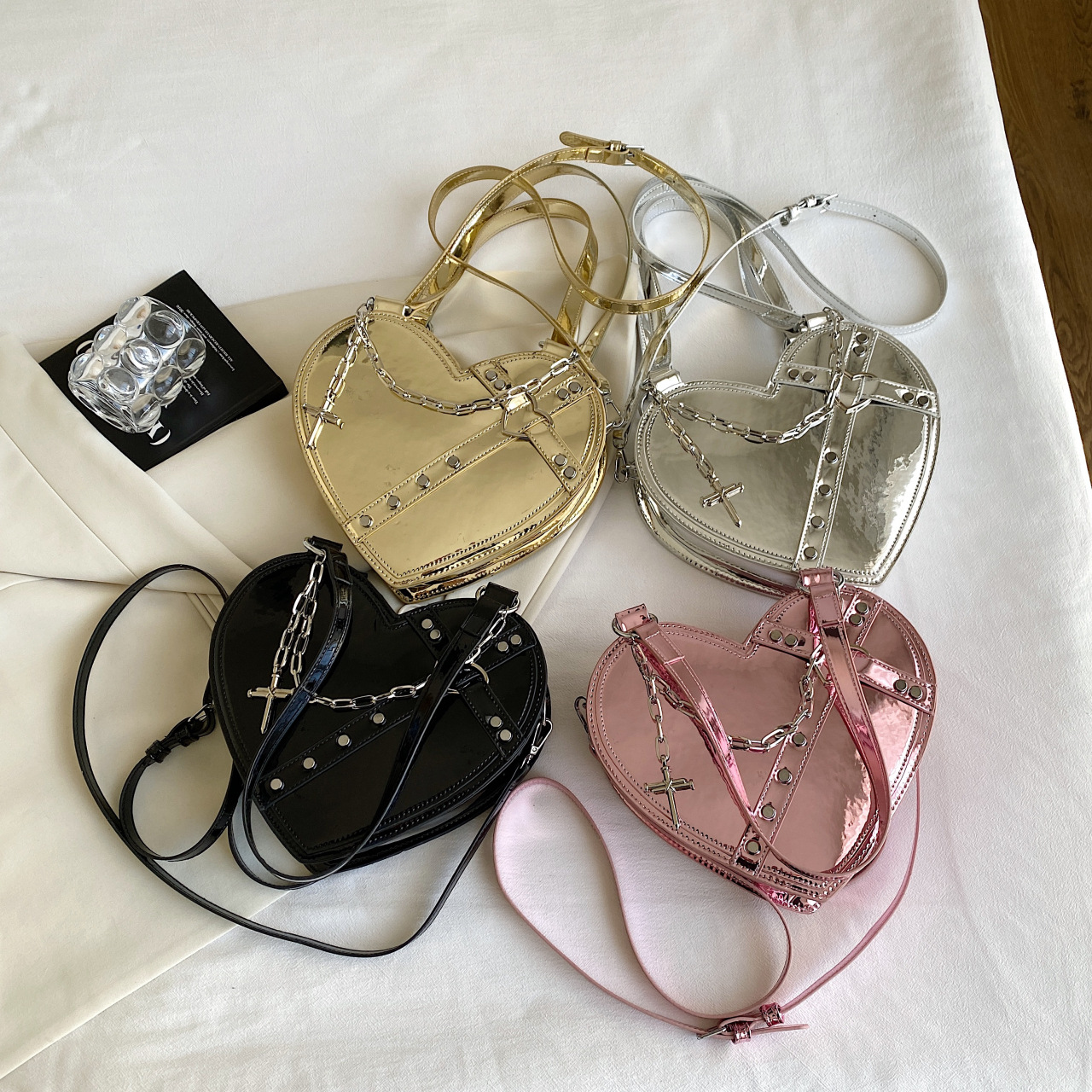 Herzförmige Umhängetasche für Damen ⎜ Glänzende Tasche mit Kette für Alltag und Anlass