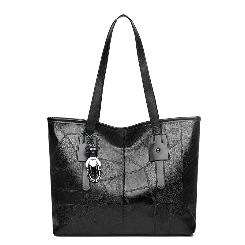 Shopper Tasche für Damen ⎜ Große Schultertasche aus Kunstleder mit Anhänger und viel Stauraum für Alltag und Büro