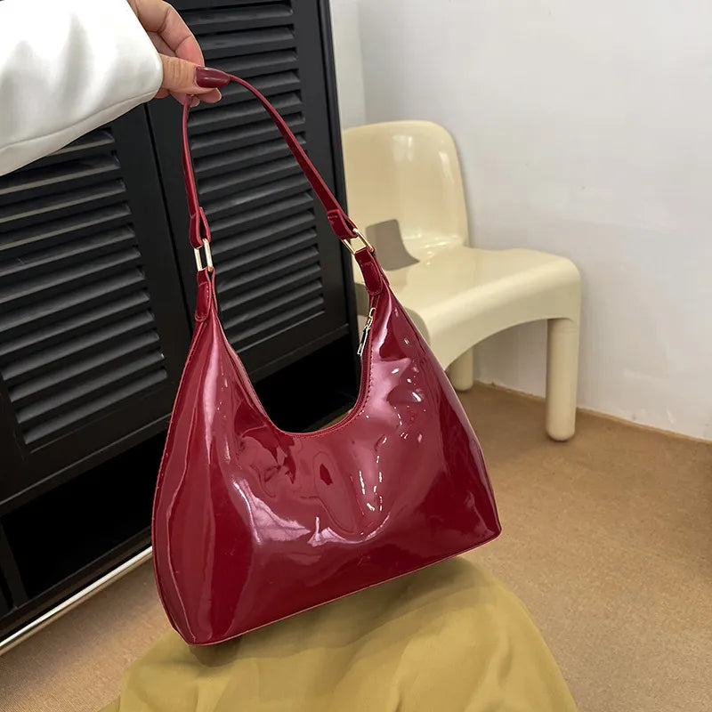 Schultertasche für Damen ⎜ Glänzende Handtasche in Lackleder-Optik mit modernem Design für jeden Anlass