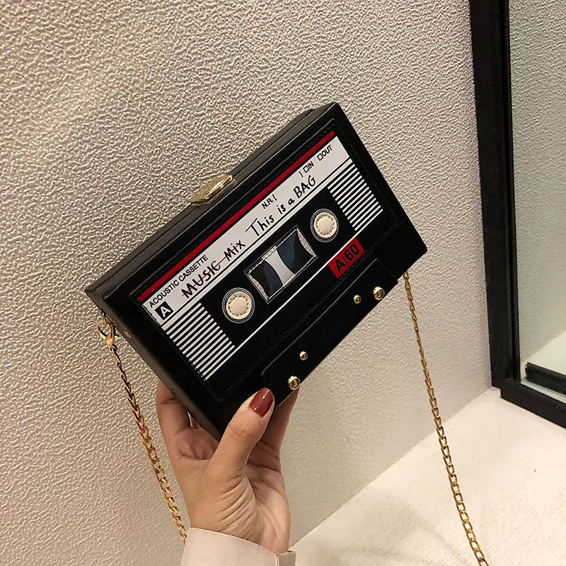 Abendtasche für Damen ⎜ Stylische Clutch in Kassettenform mit Kettenträger und auffälligem Retro-Design