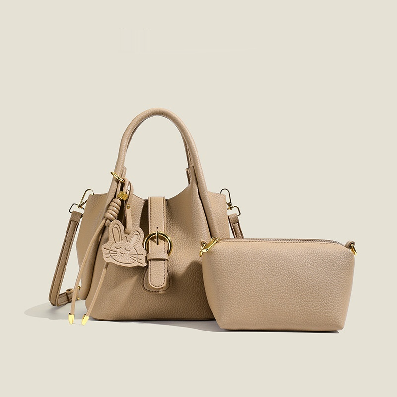 Handtasche mit Kaninchen-Anhänger ⎜ Stylische Umhängetasche mit Praktischer Tasche und Goldenen Details