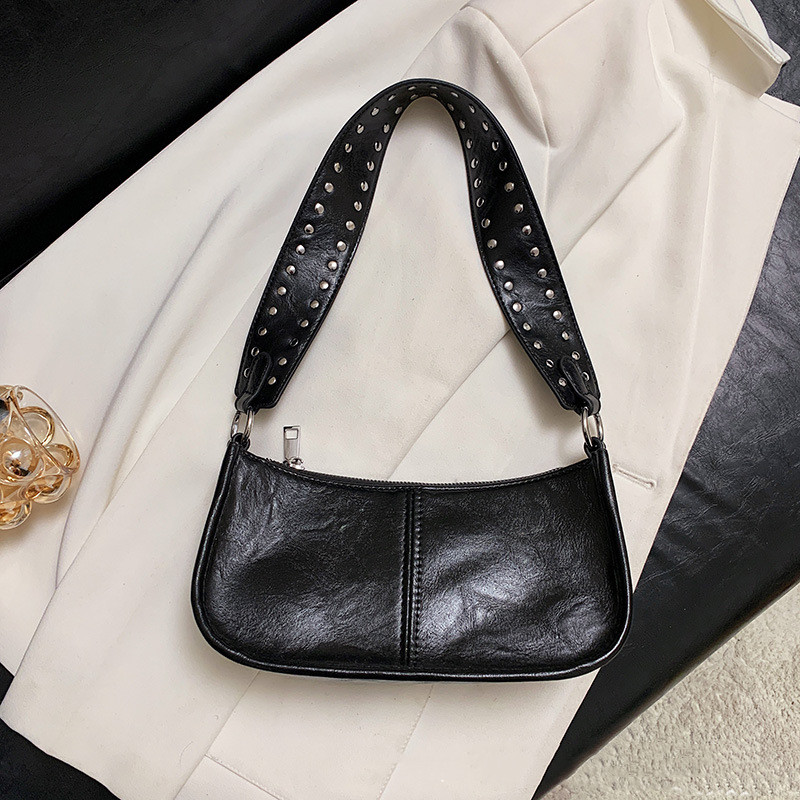 Schultertasche für Damen ⎜ Glänzende Halbmondtasche in Lederoptik mit Nietenriemen für vielseitige Alltagslooks