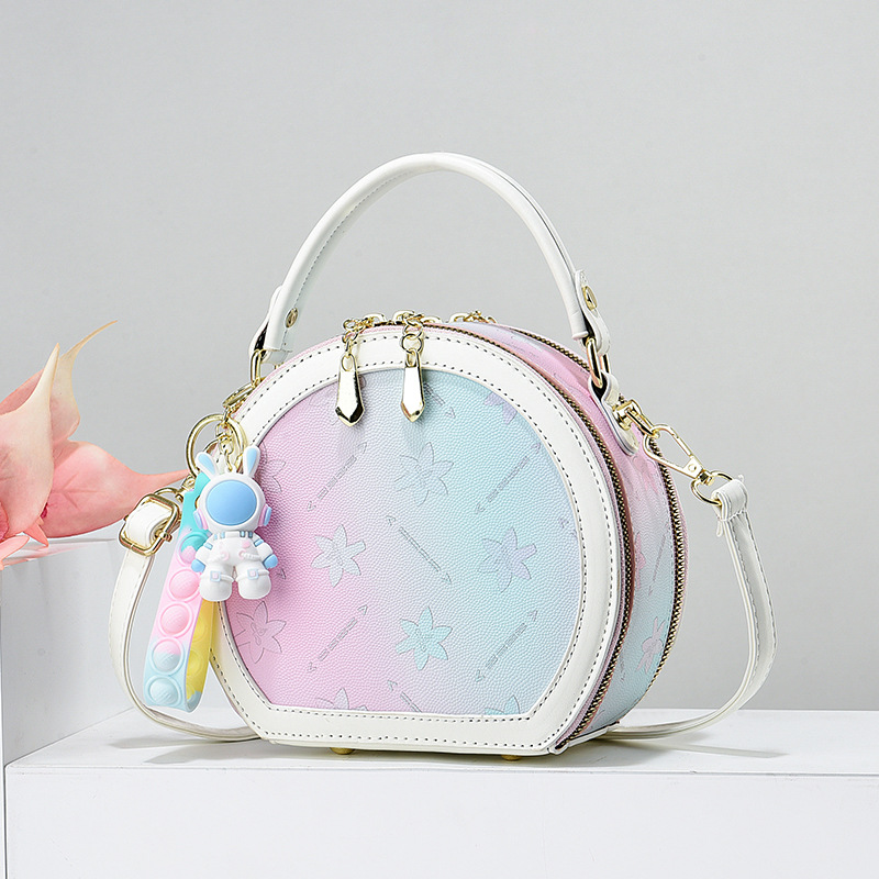 Handtasche für Damen ⎜ Runde Umhängetasche im Pastellstil mit verspieltem Anhänger für Alltag und Freizeit