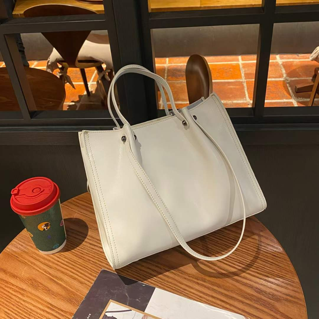 Große Damen Schultertasche ⎜ Elegante Ledertasche mit viel Stauraum für Alltag und Büro