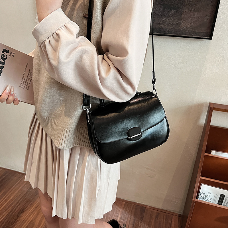 Handtasche mit Überschlag ⎜ Zweilagige Umhängetasche für Damen mit Kurzgriff und Verstellbarem Schulterriemen