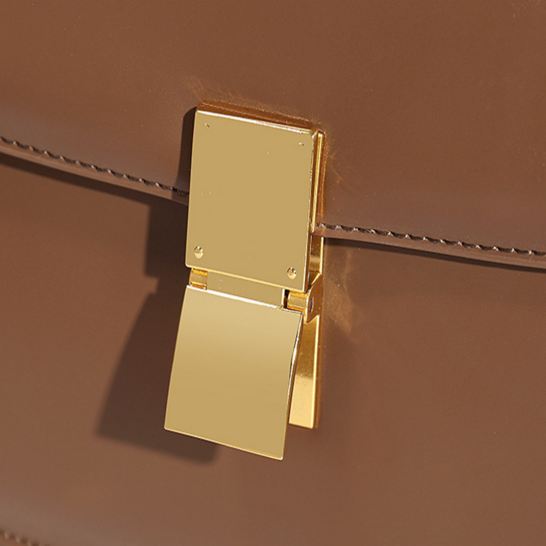 Retro Umhängetasche für Damen ⎜ Elegantes Design aus Leder mit goldener Schnalle und verstellbarem Träger
