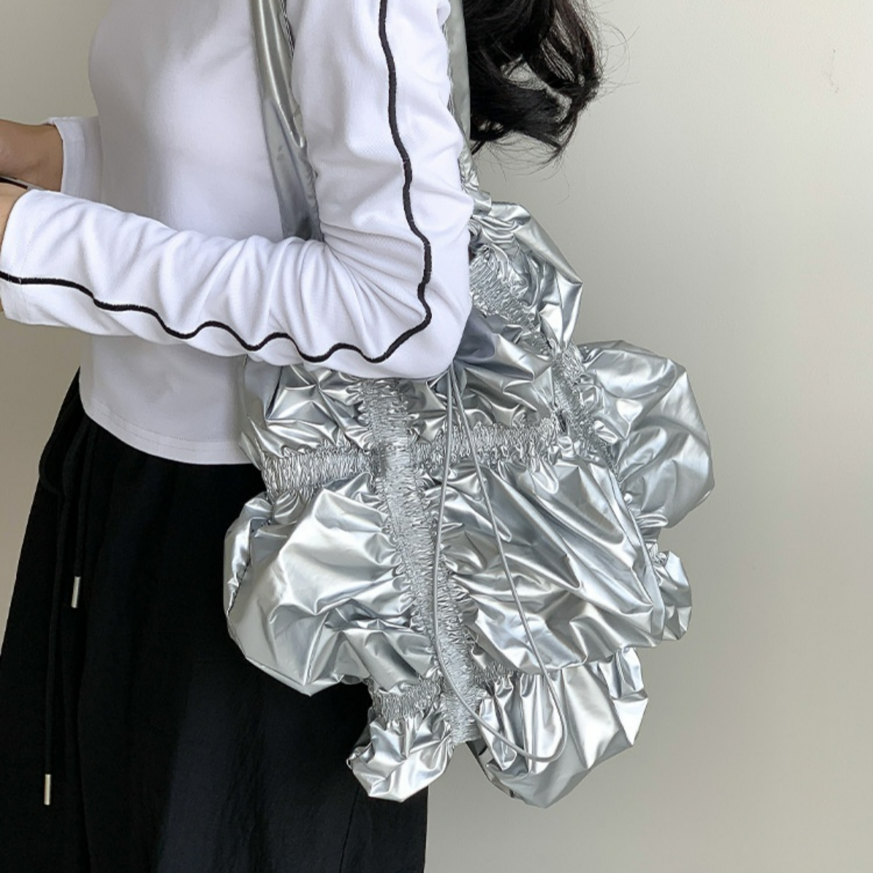 Faltentasche für Damen ⎜ Besondere Design mit Rüschen und großzügigem Stauraum
