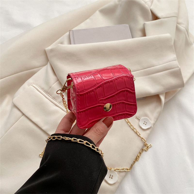 Mini Umhängetasche für Damen ⎜ Modisches Design mit Kettenriemen und glänzendem Lederfinish