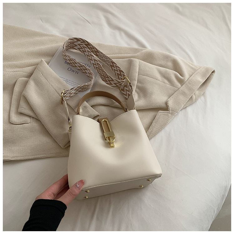 Modische Damen Handtasche ⎜ Handgefertigte Bucket Bag mit Praktischem Schulterriemen und Elegantem Verschluss