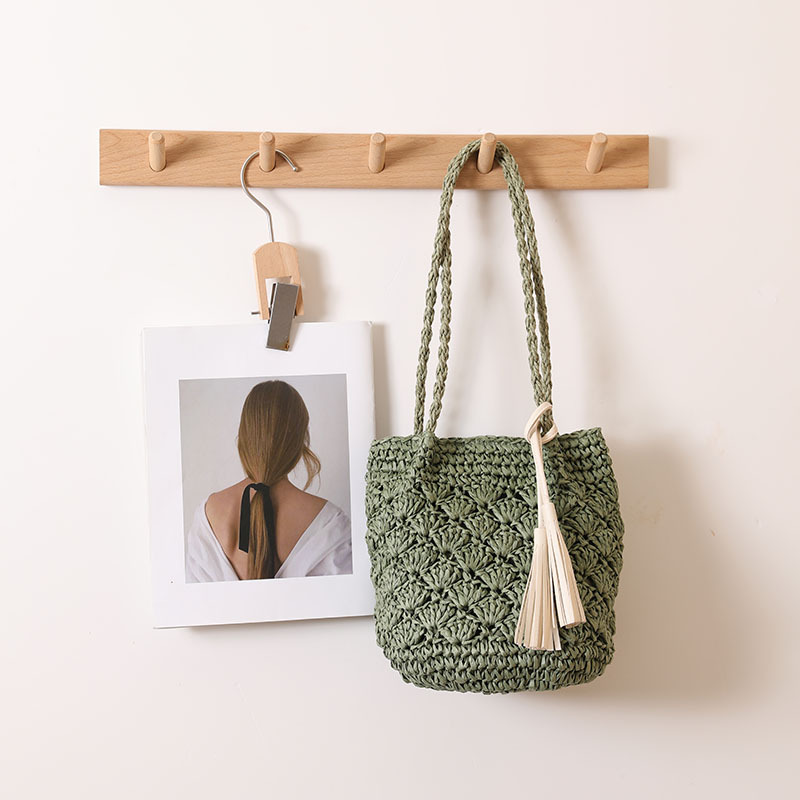 Damen Strohtasche ⎜ Leichte Umhängetasche mit modischem Quastenanhänger und luftiger Flechtoptik