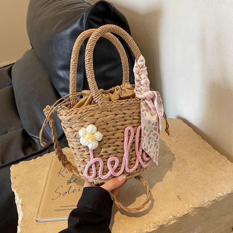 Geflochtene Umhängetasche für Damen ⎜ Verspieltes Design aus Stroh mit Schriftzug, Blume und Halstuch