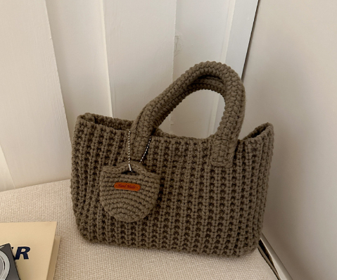 Handtasche für Damen ⎜ Handgemachte Stricktasche aus weichem Garn mit kurzem Henkel und charmantem Design
