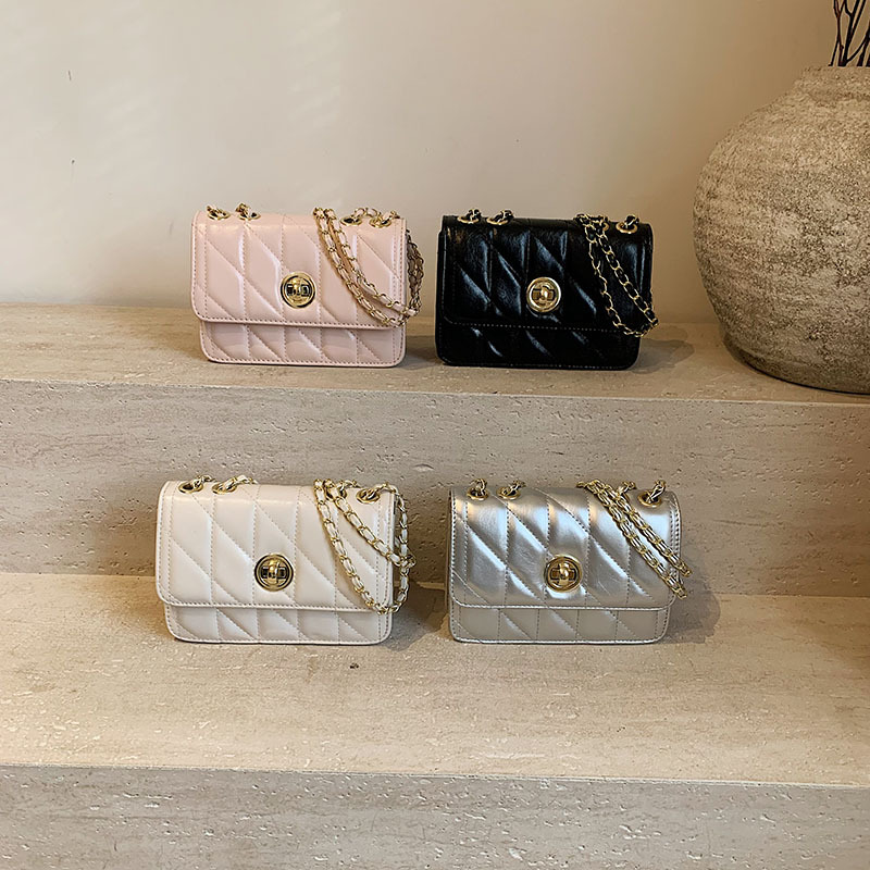 Damen Umhängetasche ⎜ Kleine gesteppte Handtasche mit Kettenriemen für Alltag und Ausgehen