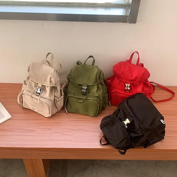 Damen Rucksack aus Nylon ⎜ Leichter Freizeitrucksack in kompakter Größe mit Seitentaschen für Alltag & Schule