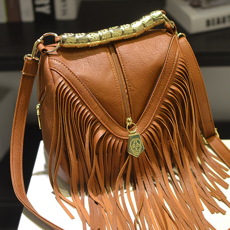 Damen Umhängetasche mit Fransen ⎜ Modische Schultertasche im Boho-Stil mit Reißverschluss und Goldakzenten