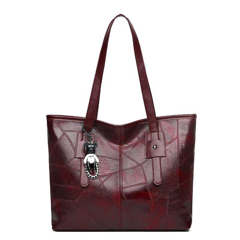 Shopper Tasche für Damen ⎜ Große Schultertasche aus Kunstleder mit Anhänger und viel Stauraum für Alltag und Büro