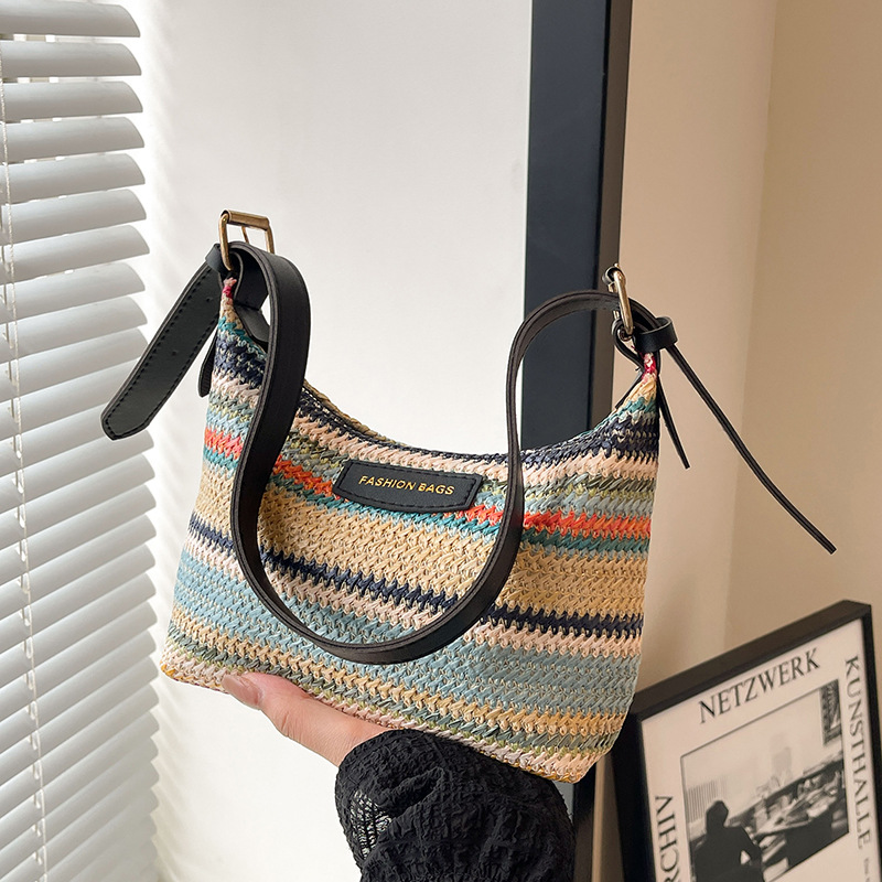 Geflochtene Umhängetasche für Damen ⎜ Leichte Schultertasche mit buntem Muster und verstellbarem Riemen