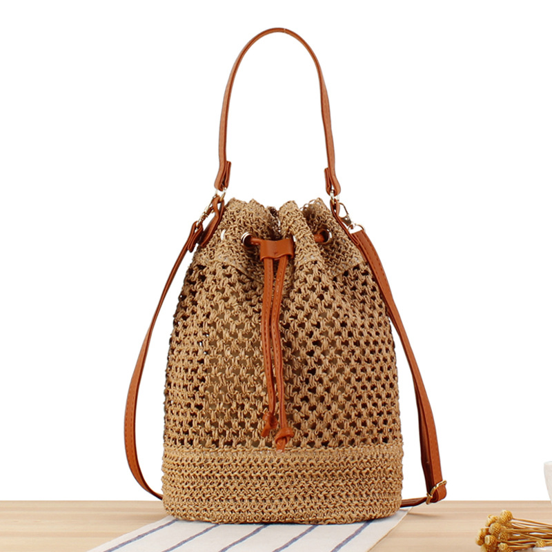 Damen Beuteltasche aus Strohgeflecht ⎜ Sommerliche Umhängetasche mit Kordelzug und verstellbarem Schulterriemen
