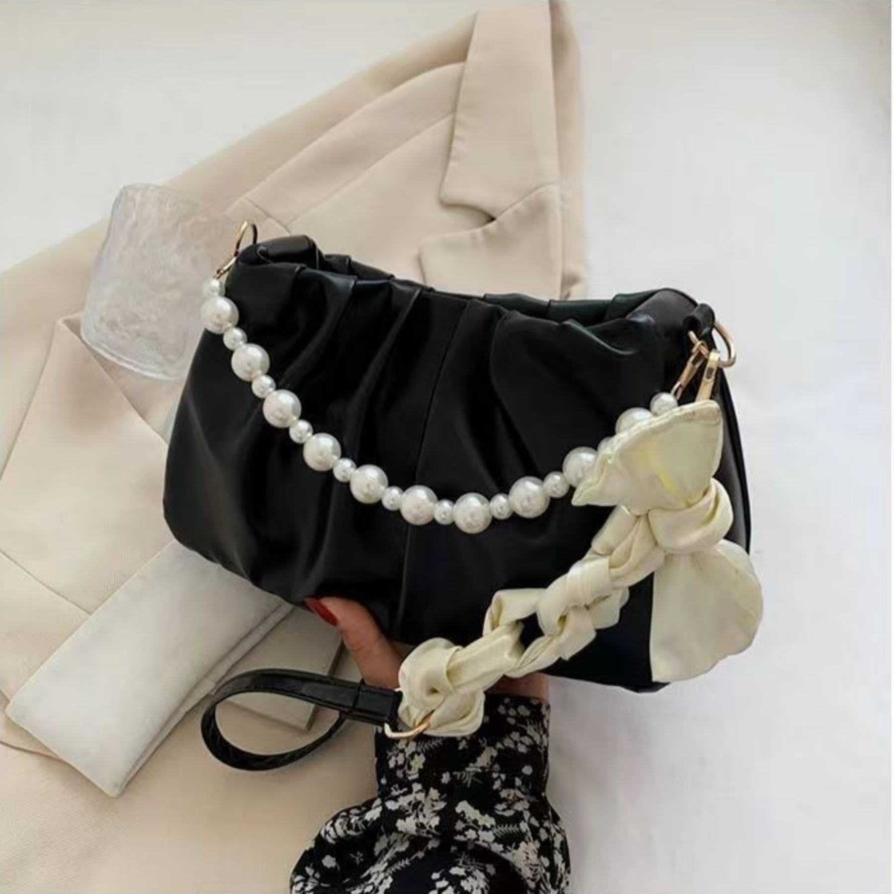 Perlen-Schultertasche für Damen ⎜ Elegante Handtasche mit Rüschen und luxuriösem Satin-Tragegriff