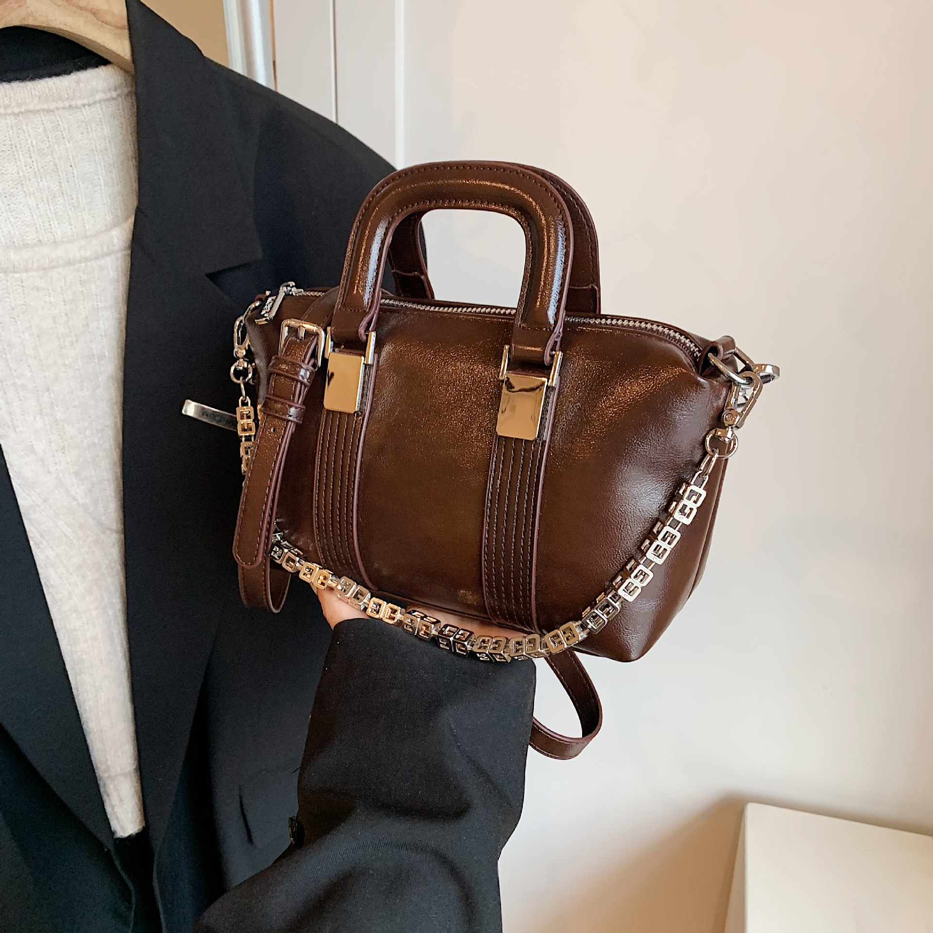 Damen Handtasche im Bowling-Stil ⎜ Retro Schultertasche mit Kettenriemen und eleganter Tragfunktion