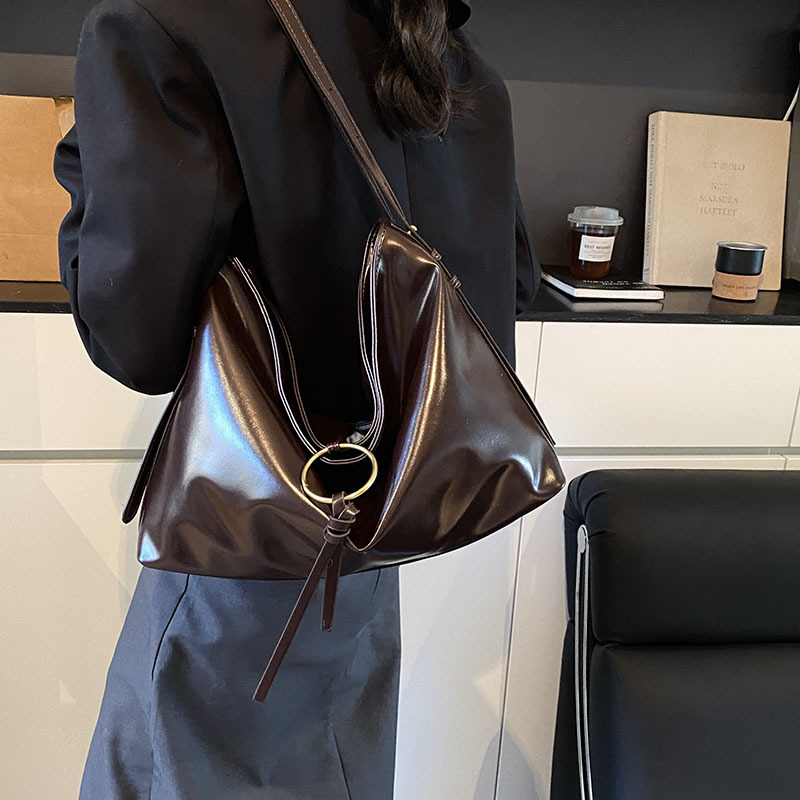 Damen Schultertasche aus Kunstleder ⎜ Große Hobo Bag mit Ringdetail für Alltag und Freizeit