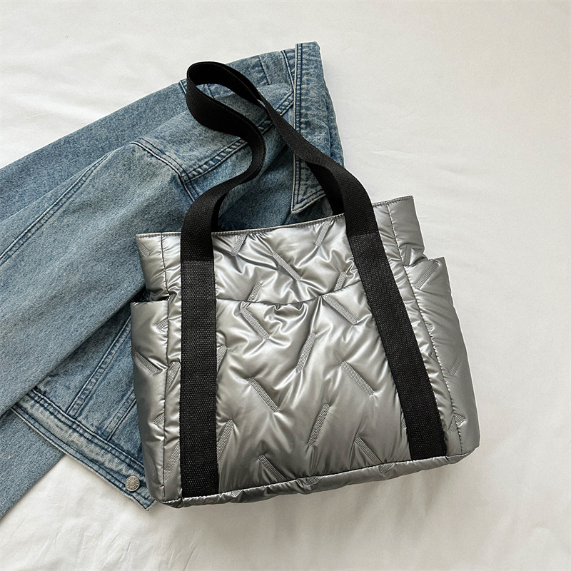 Schultertasche für Damen ⎜ Gepolsterte Wintertasche mit Seitentaschen und breiten Tragegriffen für den Alltag