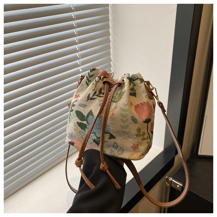 Umhängetasche im Retro-Stil ⎜ Praktische Beuteltasche mit trendigem Muster und verstellbarem Schultergurt