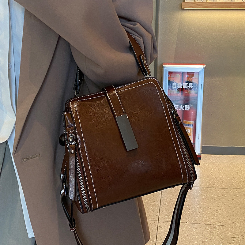 Damen Schultertasche aus Echtleder ⎜ Elegante Umhängetasche für Alltag und Büro mit Kurzgriff und Reißverschluss