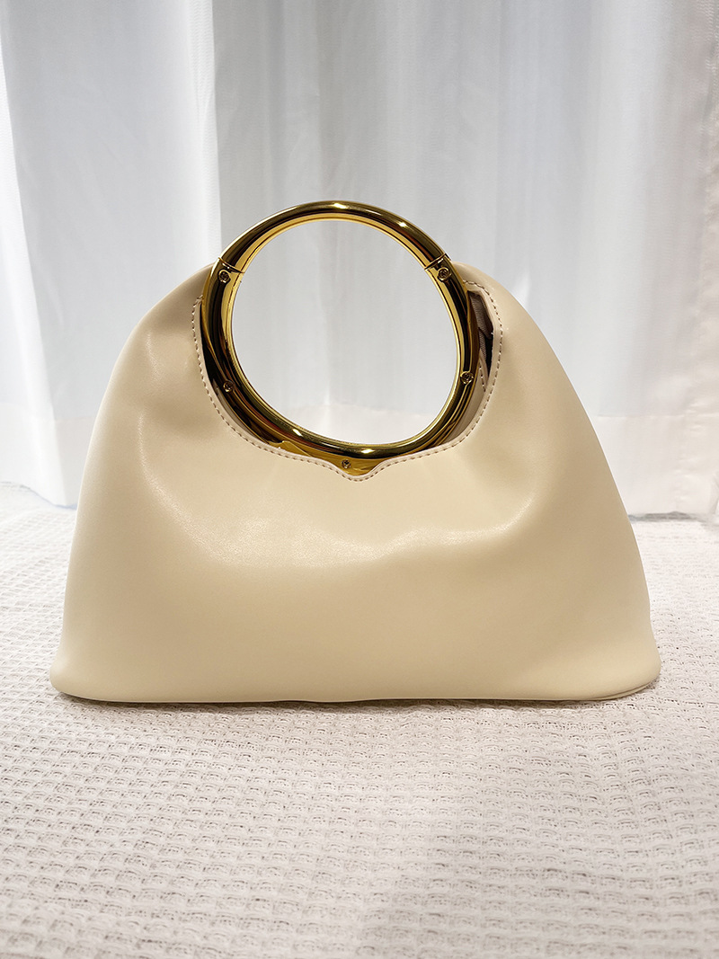 Handtasche mit Metallring ⎜ Weiche Lederoptik Tasche zum Handtragen mit modernem Design und praktischem Griff