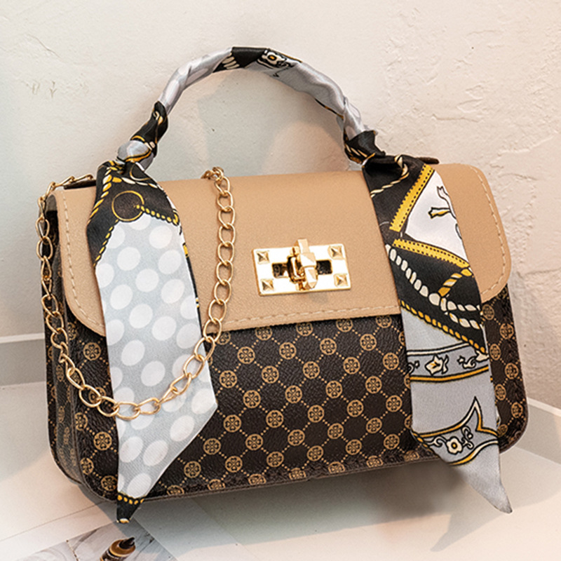 Schultertasche für Damen mit Kettengurt ⎜ Modische Handtasche mit Seidenschal-Detail für Freizeit und Stadtbummel