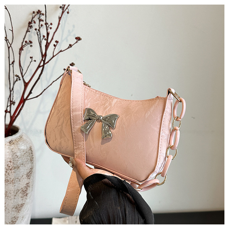 Umhängetasche für Damen ⎜ Modische Schultertasche mit Schleifendetail und Kettengliedern für Alltag und Ausgehen