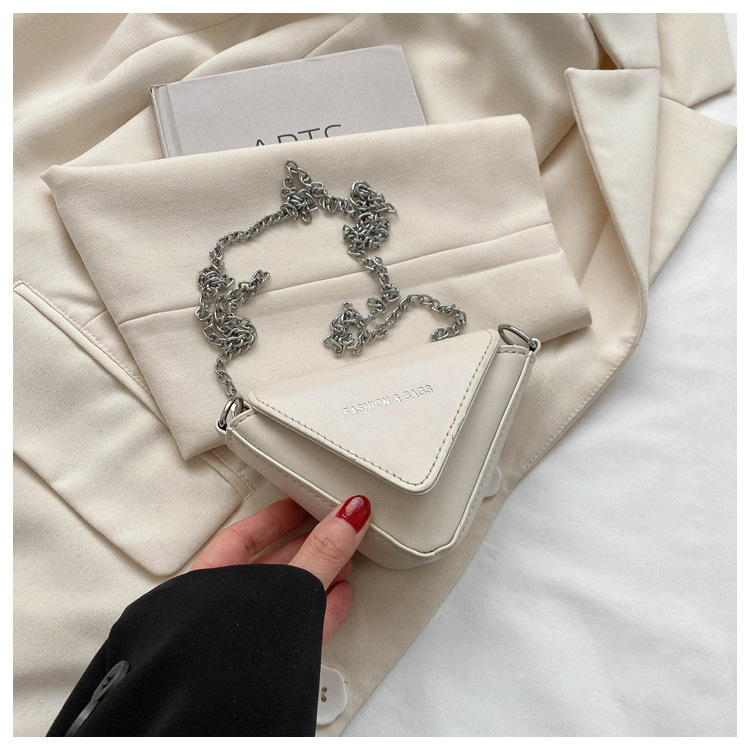 Kleine Umhängetasche für Damen ⎜ Moderner Triangel-Look mit Kettenriemen für den Alltag