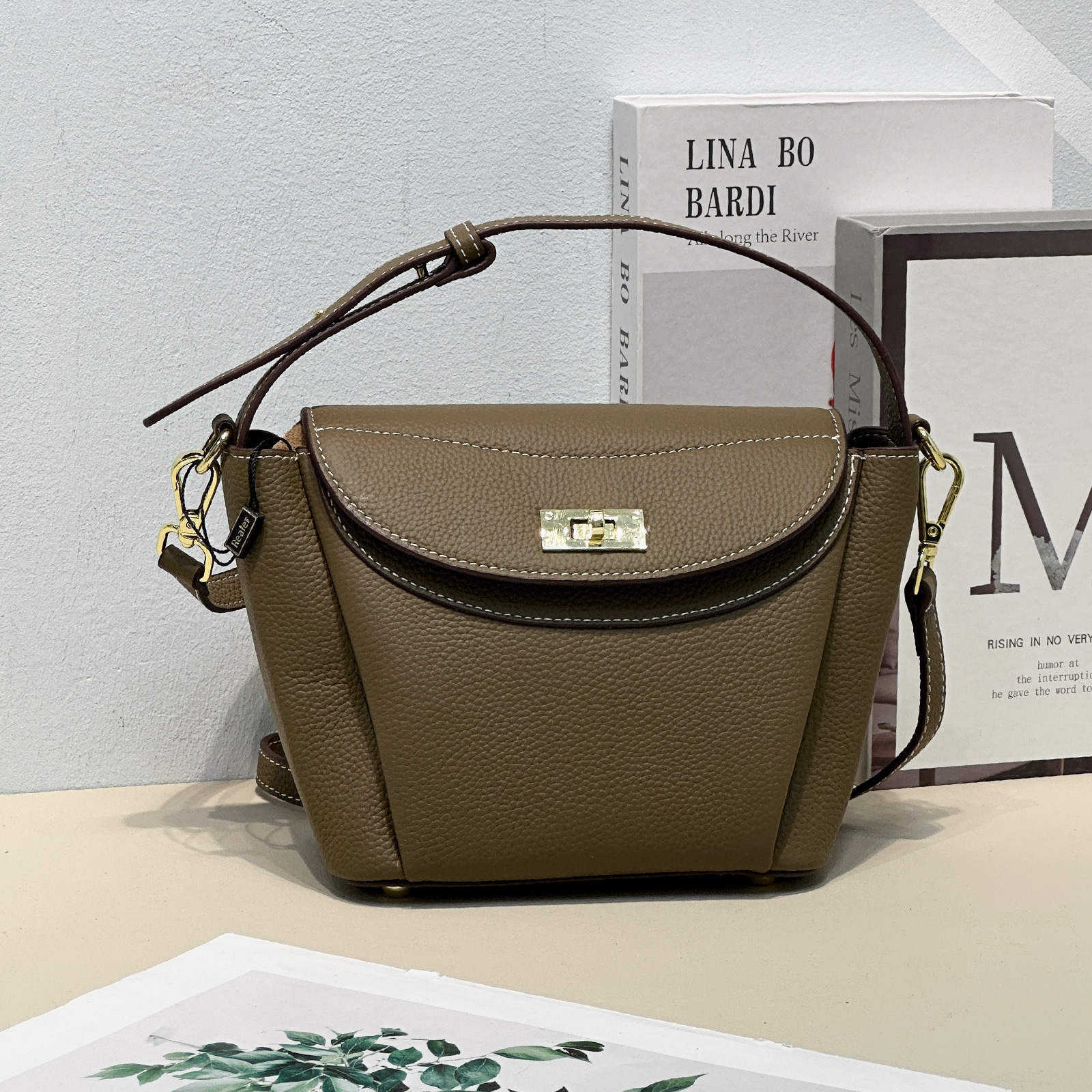 Schultertasche für Damen in Pastellfarbe ⎜ Elegante Umhängetasche mit Drehverschluss für Alltag und Ausgehen