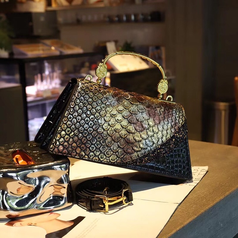 Schultertasche für Damen ⎜ Elegante Handtasche im edlen Schlangenleder-Design mit goldenen Akzenten