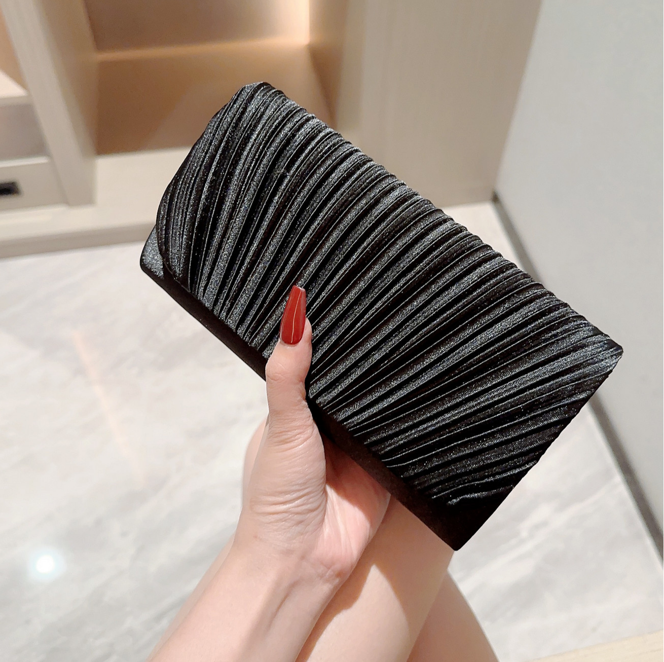 Kleine Clutch für Damen ⎜ Elegante Handtasche mit glänzendem Design für besondere Anlässe