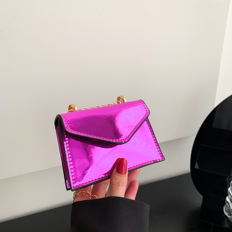 Mini Tasche für Damen ⎜ Glänzende Umhängetasche mit Kette für Lippenstift und Kleinigkeiten