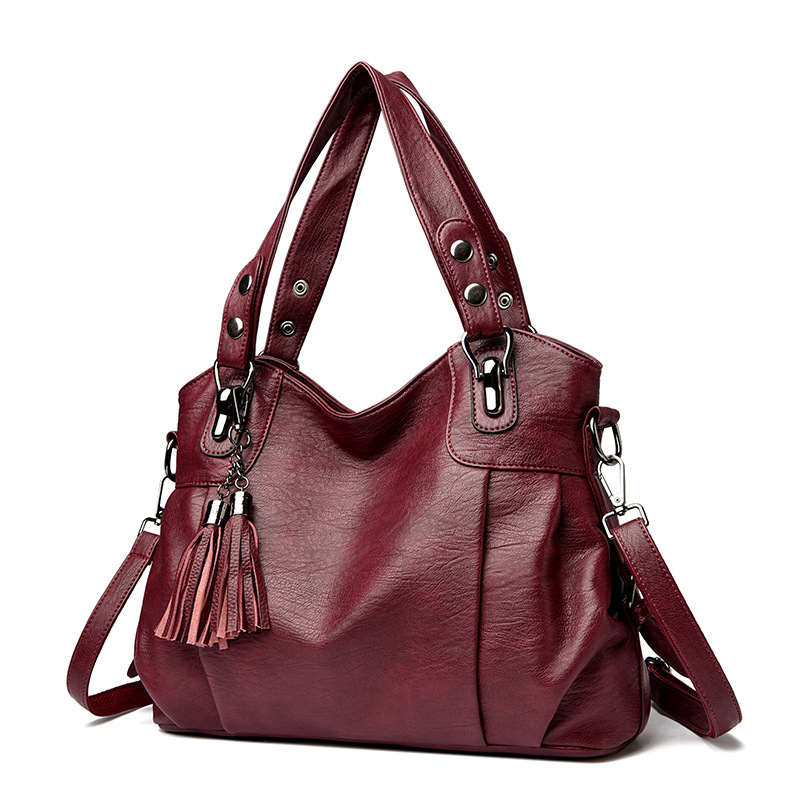 Handtasche für Damen ⎜ Weiche Schultertasche in Lederoptik mit Quastenanhänger und viel Stauraum