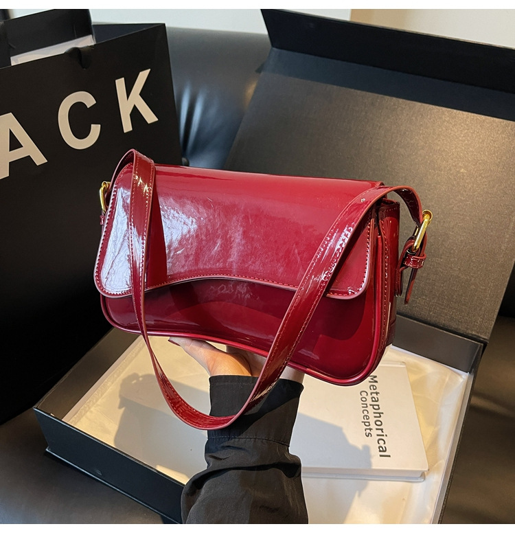 Schultertasche für Damen ⎜ Glänzende Umhängetasche mit schlichtem Design für elegante Outfits und Alltag